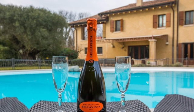 Il sole ad est, Exclusive Farmhouse private pool surrounded by greenery nearLake