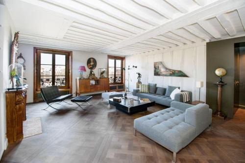 Ile Saint Louis & Direct River Views - 2BR - CityApartmentStay