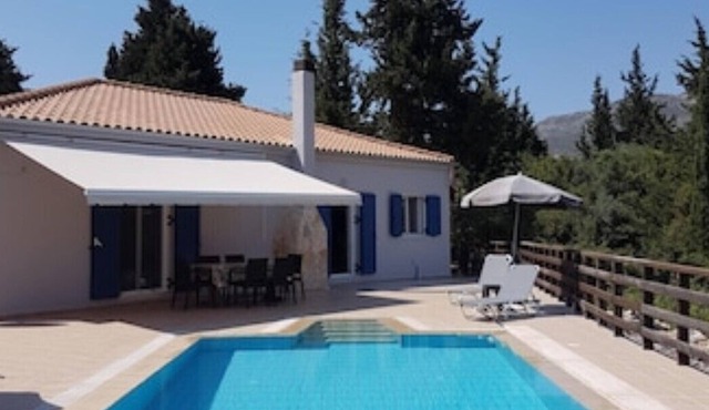 In a secluded setting with sea and mountain view. Infinity pool,10 mins to beach