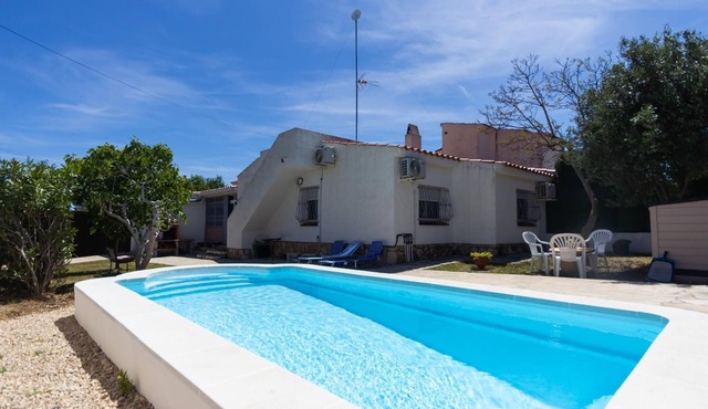 INNOUTHOME FAMILY HOUSE WITH A SWIMING POOL GARDEN, AC, BBQ AND WIFI-AV. 3 CALAS