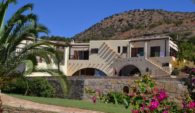 ISLAND VILLA sleeps 10 people