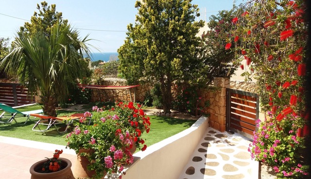 Kalathas house, near the sea for families,friends.