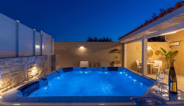Konstantinos luxury suite, with hot tub, 2 min from the beach!