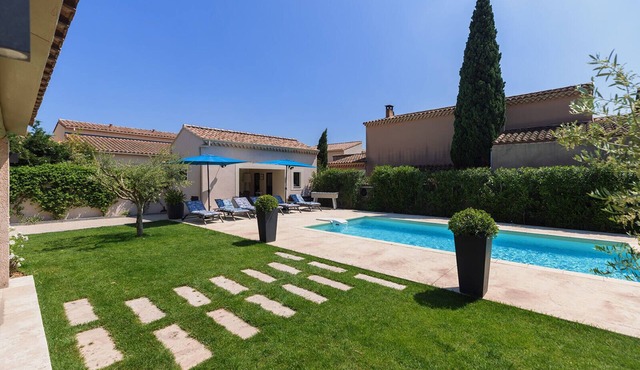 LA Mouriesenne: Villa 7 Personnes, Piscine Chauffée au Centre du Village