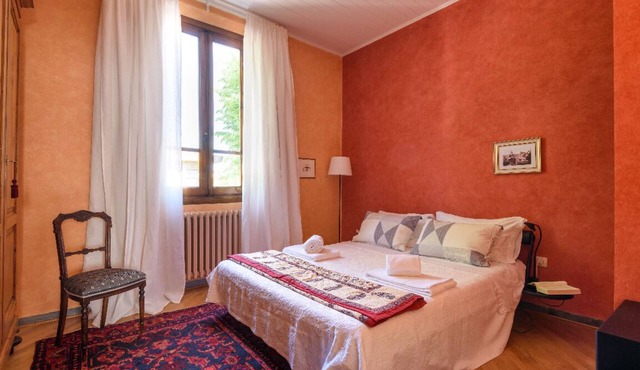 La Vecchia Posta: Great Base for Chianti & Art Cities | Red Bedroom & 2 baths