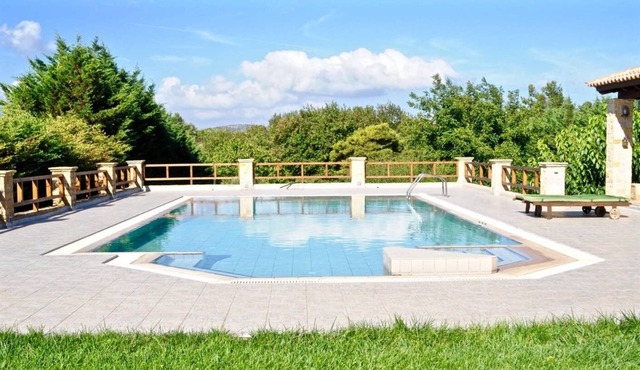 Large house with pool and garden, near Athens and the beach