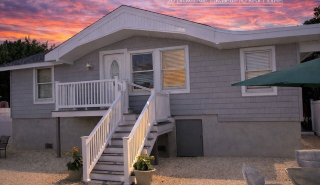 Lavallette BEACH BLOCK Sleeps 7, C-AC, Walk to SHOPS, 9 Houses from BEACH!