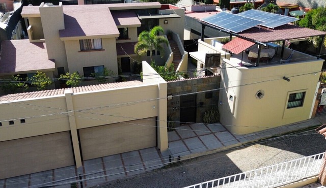 Luxurious 3 Bedroom in Ajijic-Sleeps 6-Private Gym-Pickleball Court-Golf Cart