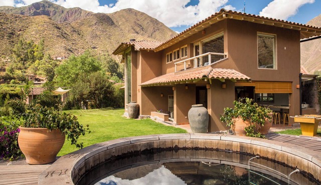 Luxurious 4-bedroom house in delightful Urquillos Huayllabamba with WiFi