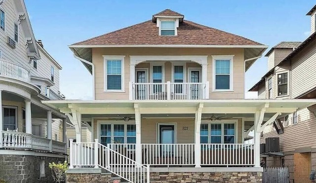 Luxurious Beachfront Victorian on Beach Ave!
