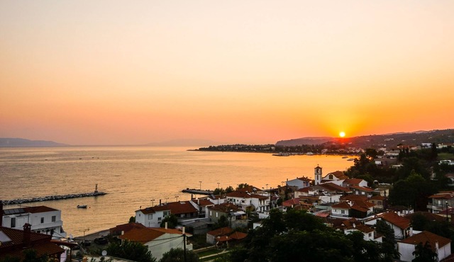 Luxury Hilltop Villa 200m from the Beach