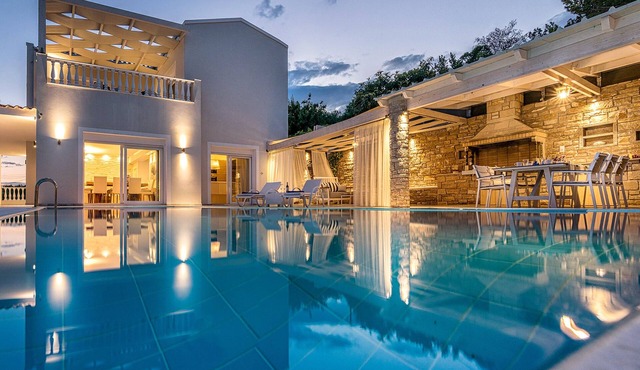 Luxury villa,heating pool superior facilities ideal for families, free transfer