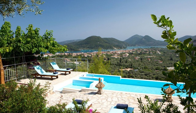 Luxury villa overlooking the sea with private pool-Villa Lily