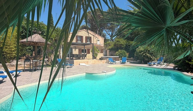 Luxury villa with infinity pool & spa 5 min from downtown Nîmes