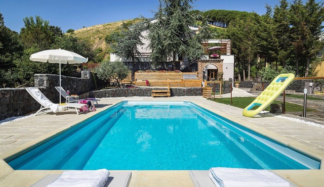 Luxury villa with pool on the slopes of Etna