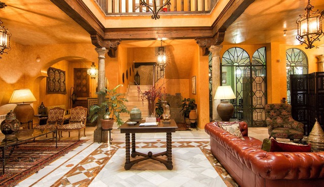 Magnificent and spacious Moorish house from 1525 in the Albaicín neighborhood.