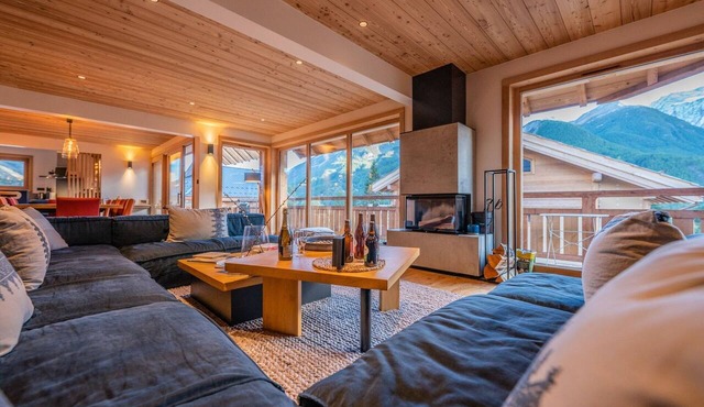 Malago - Five Bedroom Chalet, Sleeps 14
