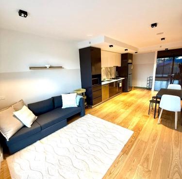 Modern 2 Bed 2 Bath Apartment with Parking opposite Westfield Doncaster