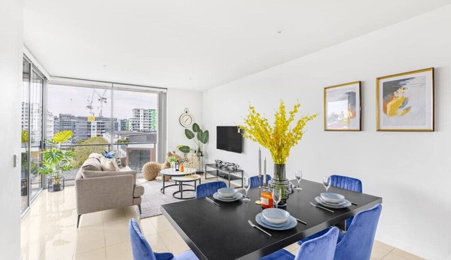 Modern 3BR Riverside APT W/Parking near Shops&Park