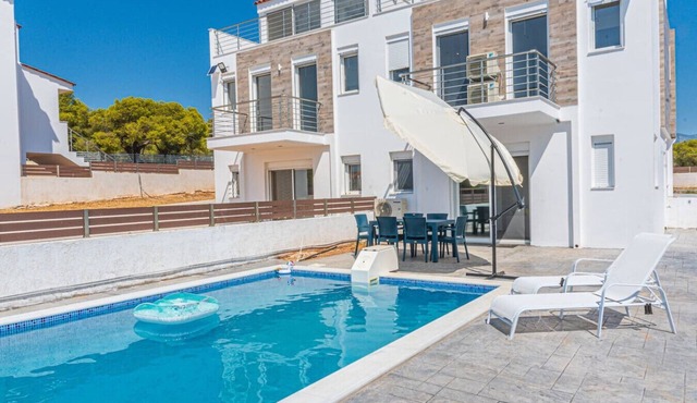Modern, Cheerful & Dream Catching Villa in Corinth