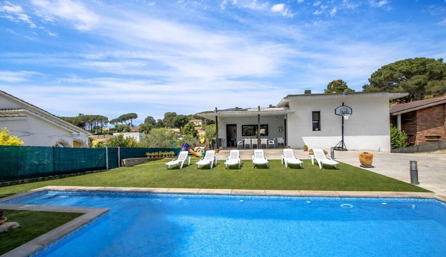 Modern Marvel - 26km to Costa Brava beaches!