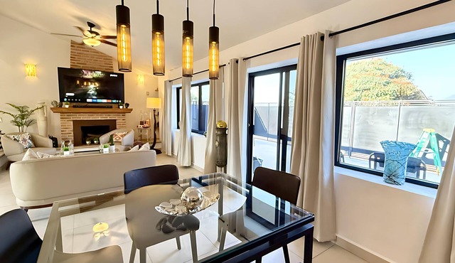 Modern 2 Bed Retreat-Great Location-Patio-Gym-Pickleball Court-Golf Cart-Scooter