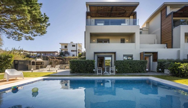 Modern villa w/pool, near beach & city centre