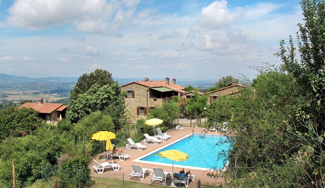 Nice apartment in villa for 4 people with pool, WIFI, TV, terrace and pets allowed