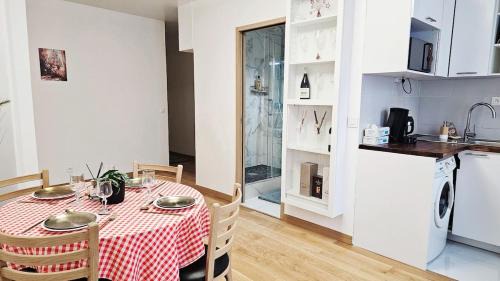 Nice apt with parking free