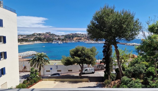 NICE REFURNISHED APARTMENT IN FRONT OF THE SEA