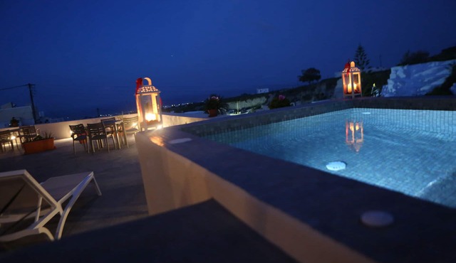 Nomikos Mansion with two private outdoor hot tubs