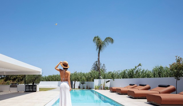 Nuera IV: Modern 4BR Villa, 300m from the Beach