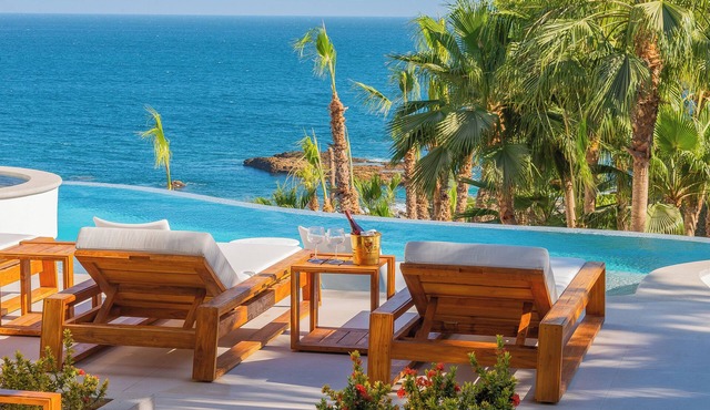 Oceanfront Luxury Villa w/Infinity Pool, Sauna, Spa, Gym & Swimmable Beach Cabo