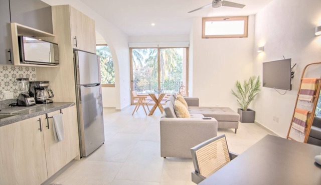 Oceanview Studio 3.5 Blocks to Beach