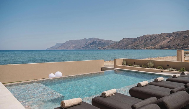 Onora Villa, Steps from the Sea by etouri