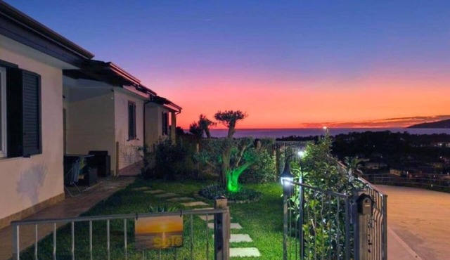 Panoramic and modern villa with garden, comfort and relaxation close to the sea