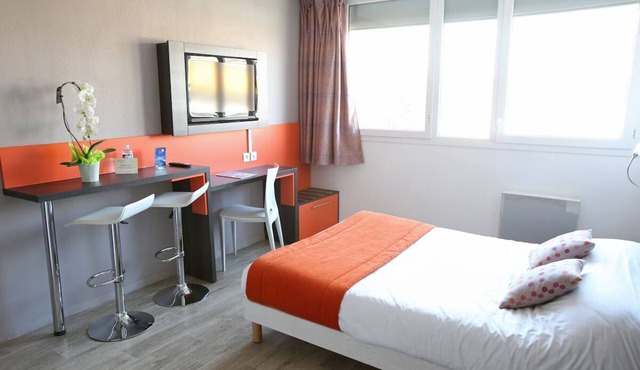 Paris Area Studio Near Villejuif Metro, Shops and Local Restaurants