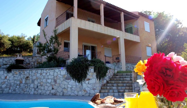Peaceful and private family villa, big pool, wellness, views of sea and mountain