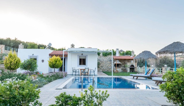 Peaceful fully-equipped villa Erato, Pitsidia - garden, swimming pool, BBQ, Wifi