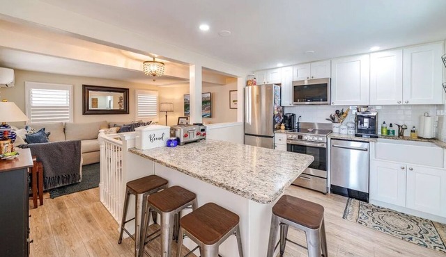 Perfect beach get away! 2-bedroom condo 1.5 blocks from the beach!
