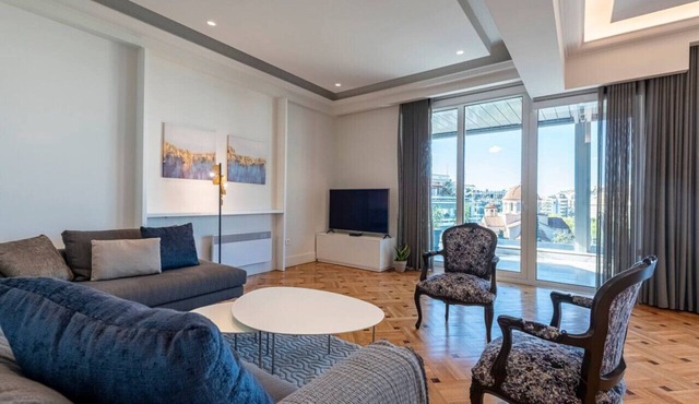 Phaedrus Living: City Center Luxury Flat N. Kosmos