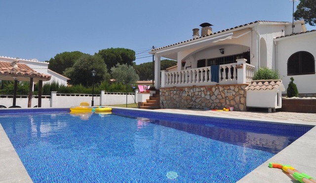 Pirineu: House en a quiet area with a large garden ans private pool