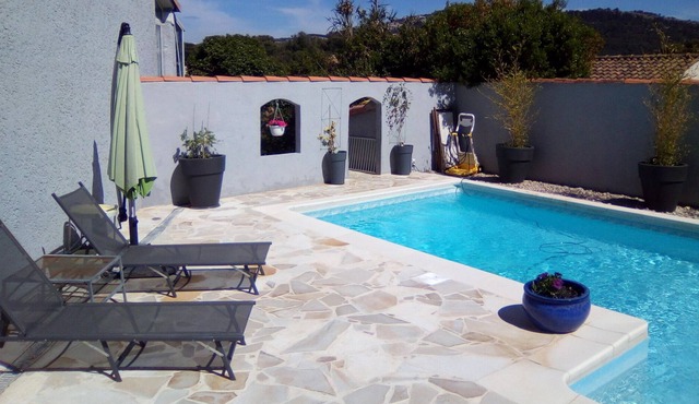 Pretty villa with pool, between sea and hills