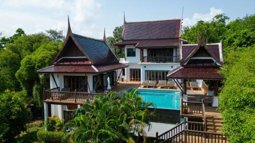 Private Pool 4BR Villa with Sea View Sleeps 8