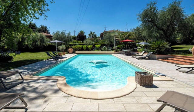 Private Villa with private pool, A/C, WIFI, sauna, veranda, panoramic view, close to Sirmione