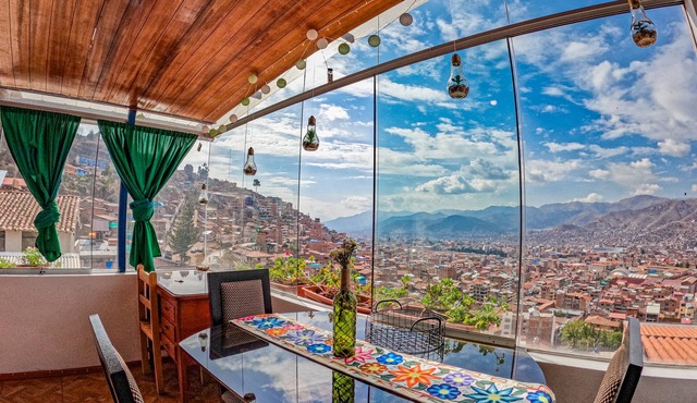 Private Villa: 28 guests, 14 Beds, 9 BR, 6 BTR, Amazing views 13-min center walk