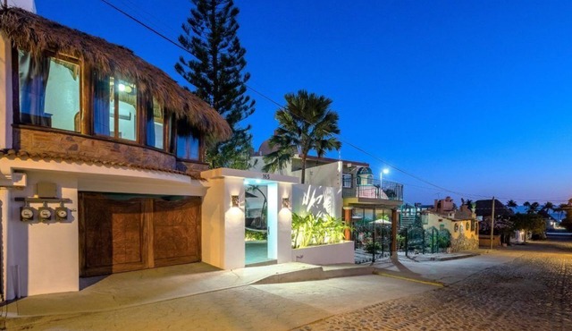 Private Villa, Authentic Cook Included, heated pool, just steps to the beach