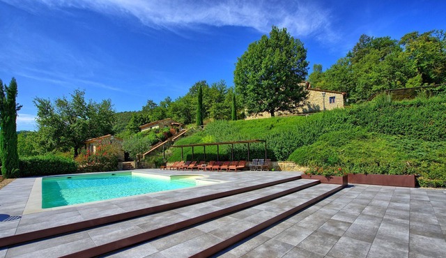 Private Villa with A/C, private pool, WIFI, TV, patio, panoramic view, parking, close to Arezzo