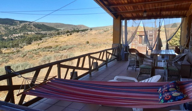 Quiet isolated rural house in Navarrevisca, registration CR-AV-01478.