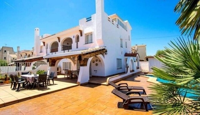 R116 Villa con piscina en Cunit